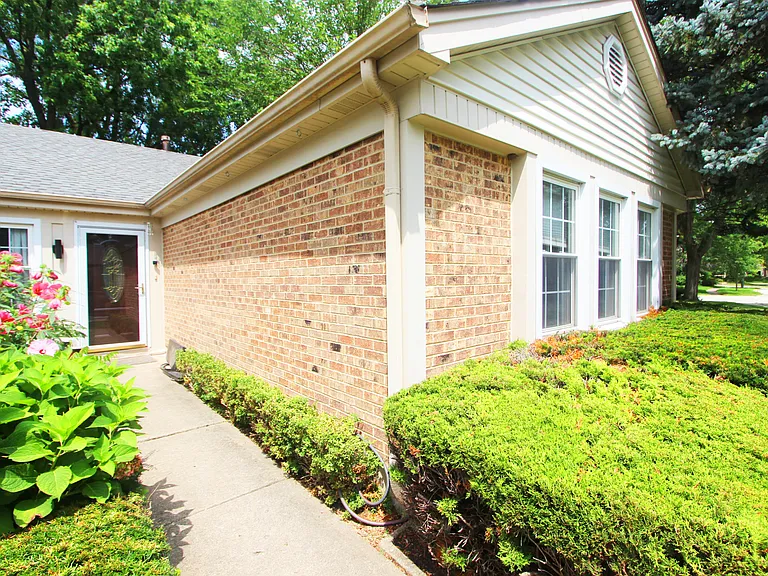 172 E Fox Hill Dr — Photo 4