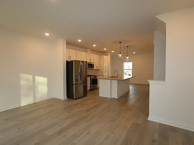 4 bed, 1927 sqft, $3,300 — Photo 3