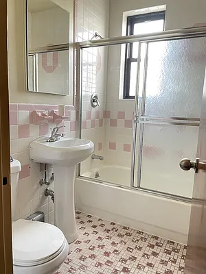 Rented by Zara Realty Holding Corp | media 4