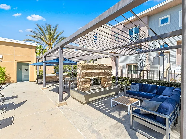 664 Colorado Cir — Photo 45