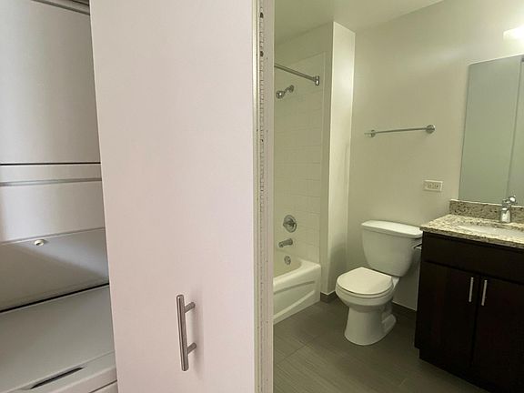 5th image of 372 W Chicago Ave #2106
