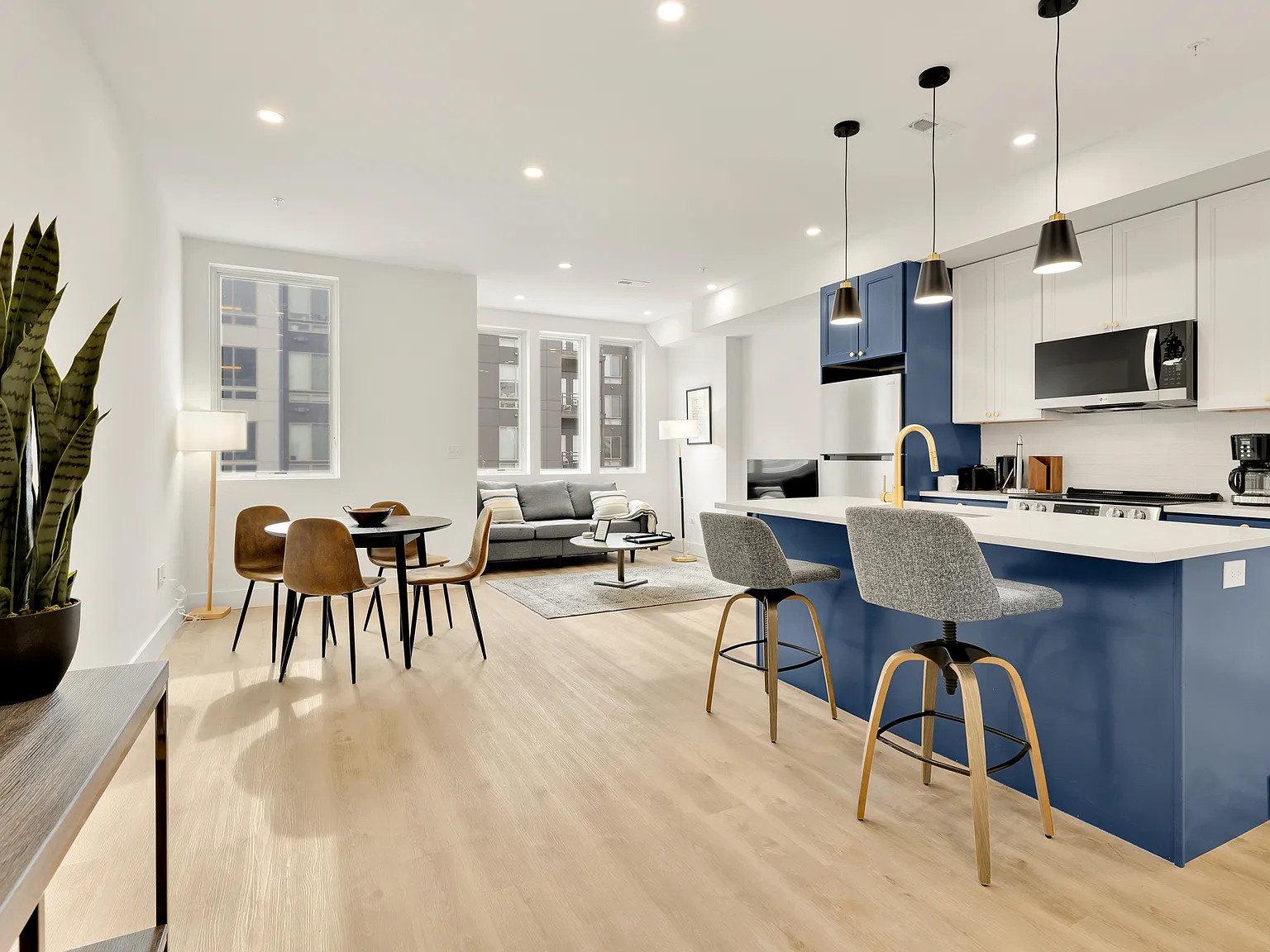 2 bed, 940 sqft, $2,550 — Photo 1