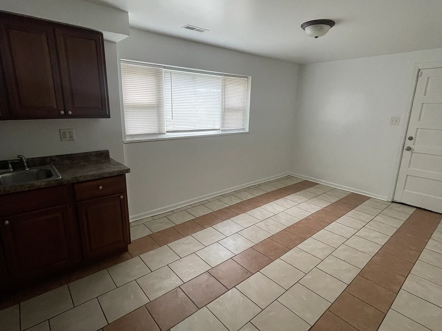 2 bed, 1000 sqft, $1,250 — Photo 3
