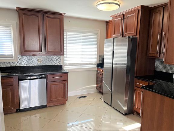 4th image of 135 Hingham Ln