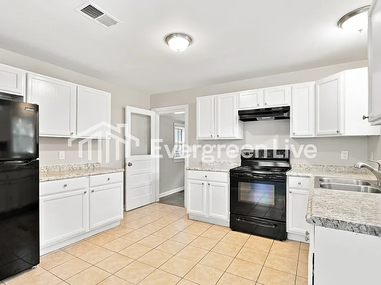 823 Williams St — Photo 3