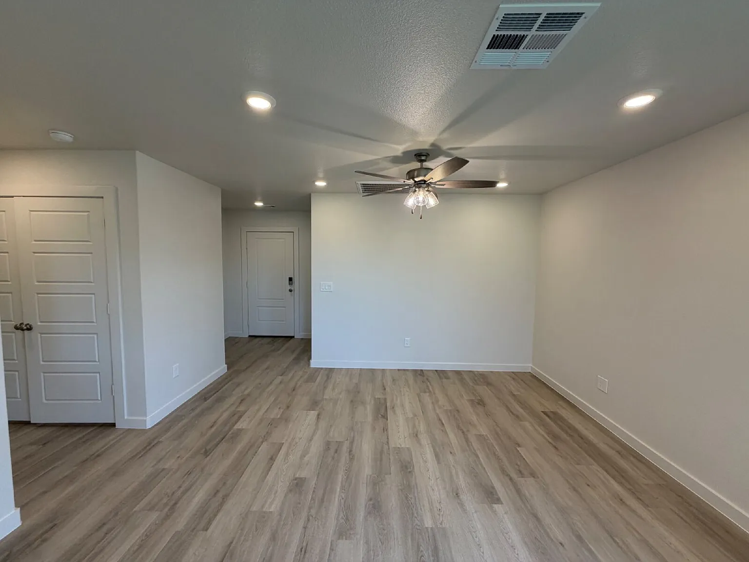 3 bed, 2.0 bath, 1000 sqft, $1,450 — Photo 2
