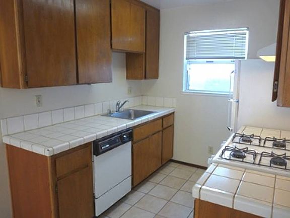 Kitchen (other side)