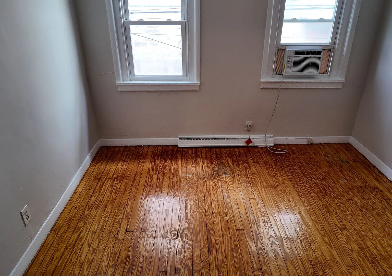 Charming 2-Bedroom Rowhome Pennsport — Photo 2