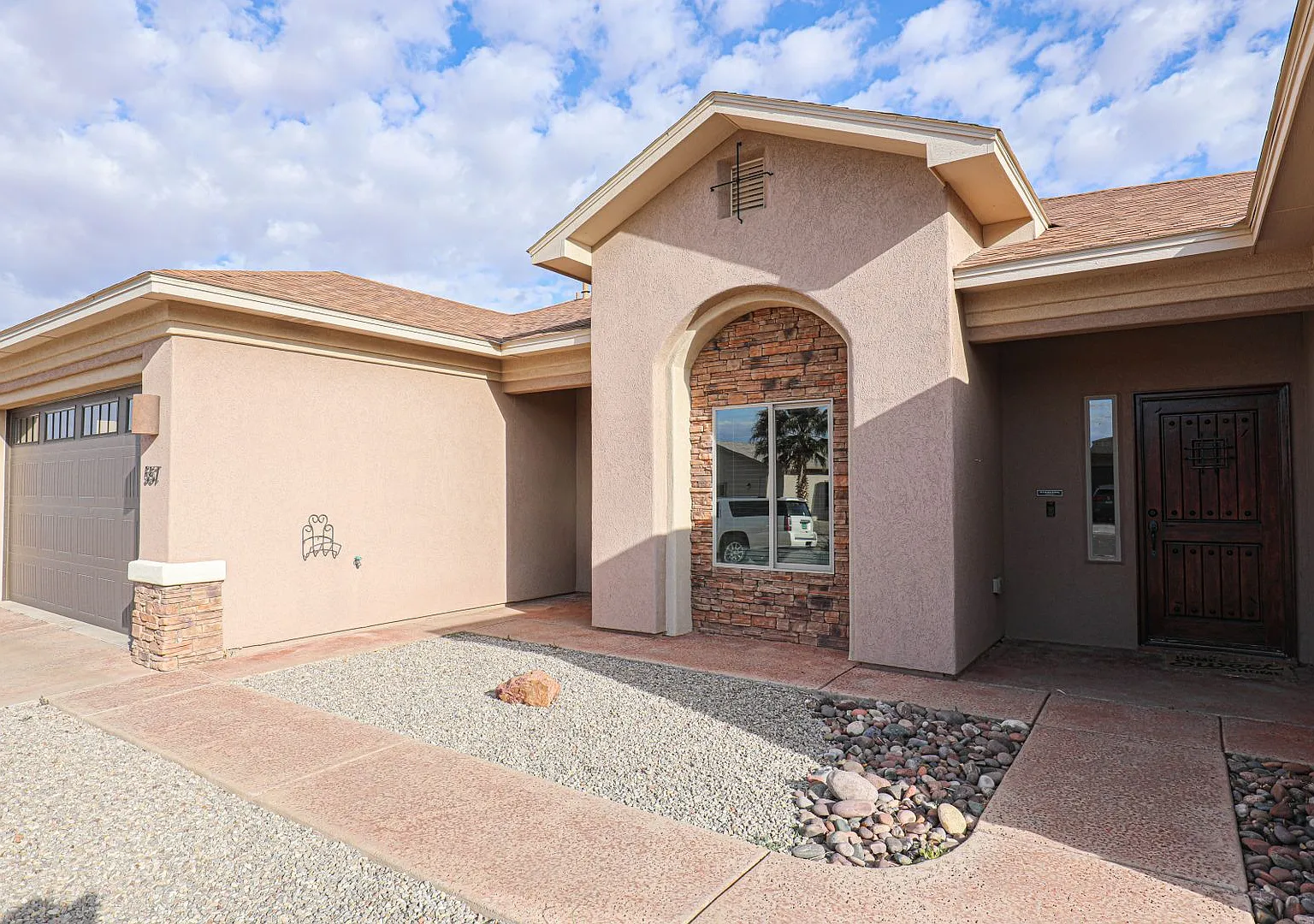 Beautiful 4 Bed 2 Bath - Dogs Allowed! — Photo 3