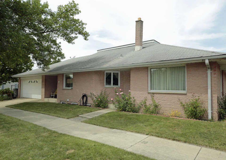 1st image of 2200 W Barnard Ave