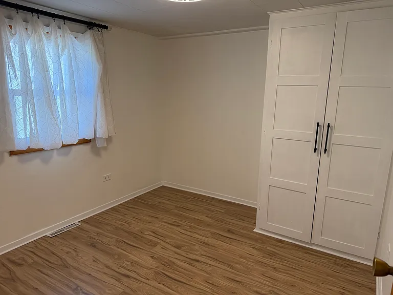 233 S Pine St — Photo 8