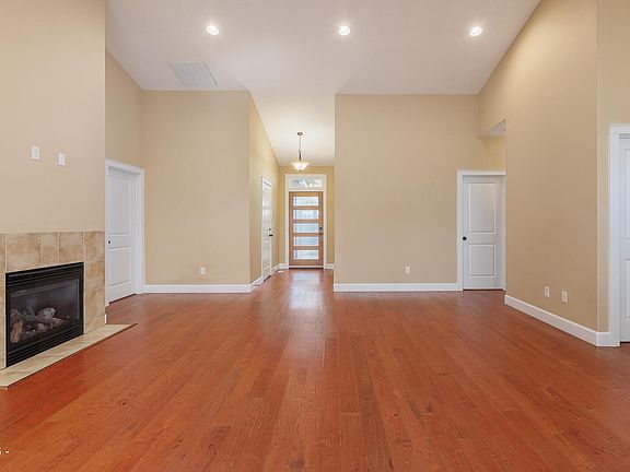 2nd image of 880 NE Jeffries Ct