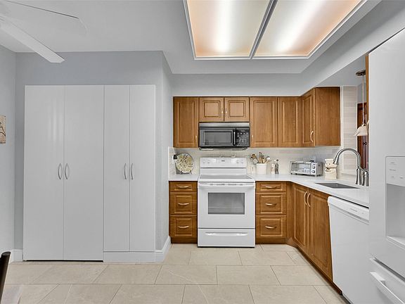 4th image of 7300 Lake Circle Drive #306