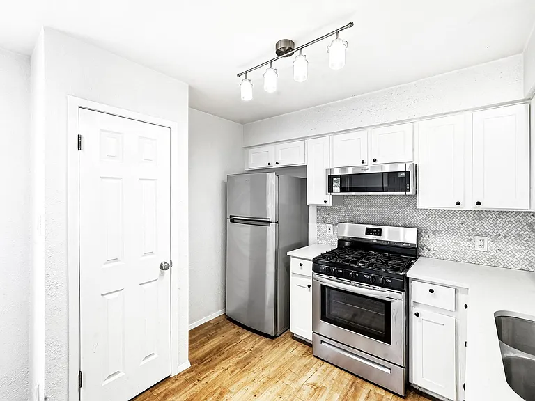 10604 Lanshire Dr #B — Photo 6