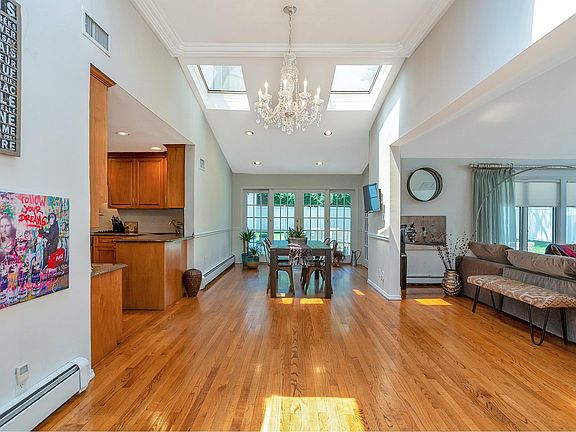 4th image of 10 Shadetree Ln