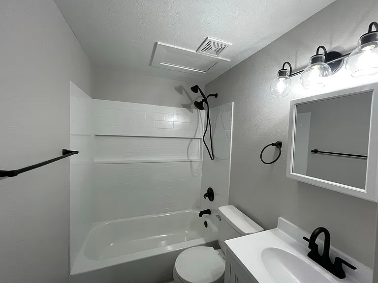 2232 Hoyt Ave- 5 Unit — Photo 15