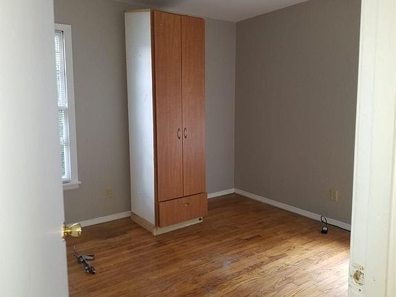 3rd image of 1422 Highland St