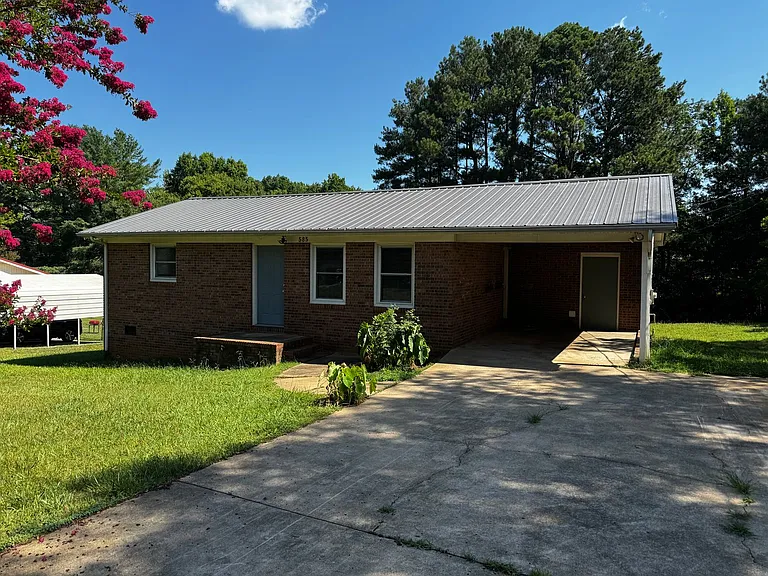 585 Winter Park Dr — Photo 2