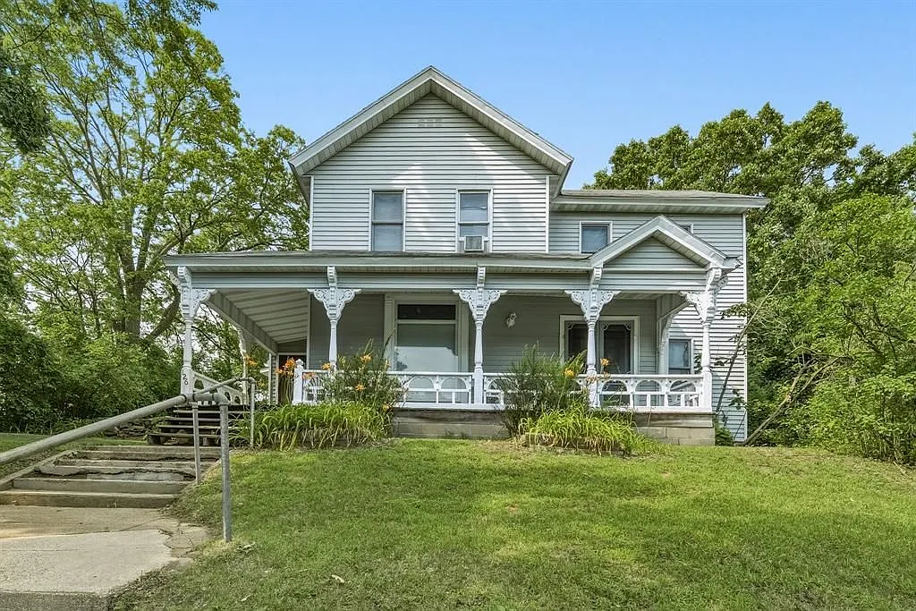 126 W Cedar St — Photo 1