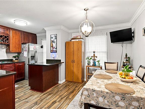 4th image of 705 Saint Andrews Blvd