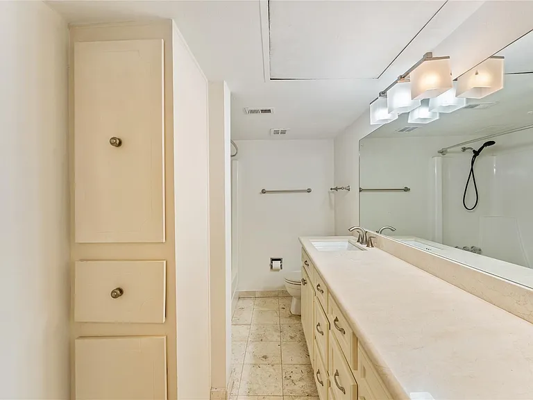 359 N Post Oak Ln #127 — Photo 18