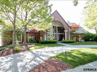 9822 Nottingham Dr, Omaha, NE 68114