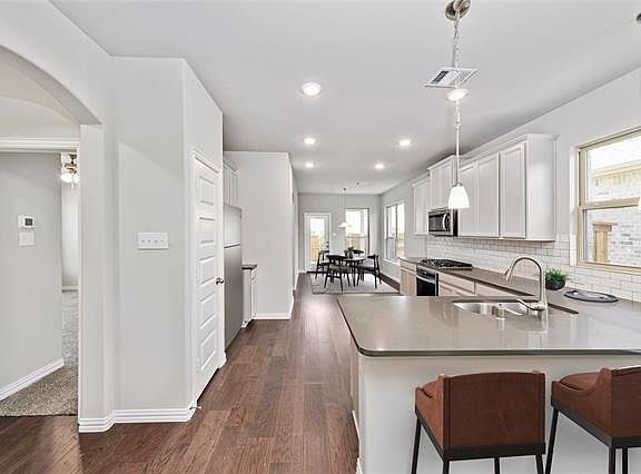 2nd image of 2028 Almassera Dr
