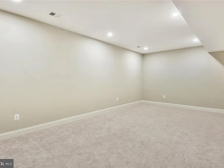 2205 N Edison St — Photo 28