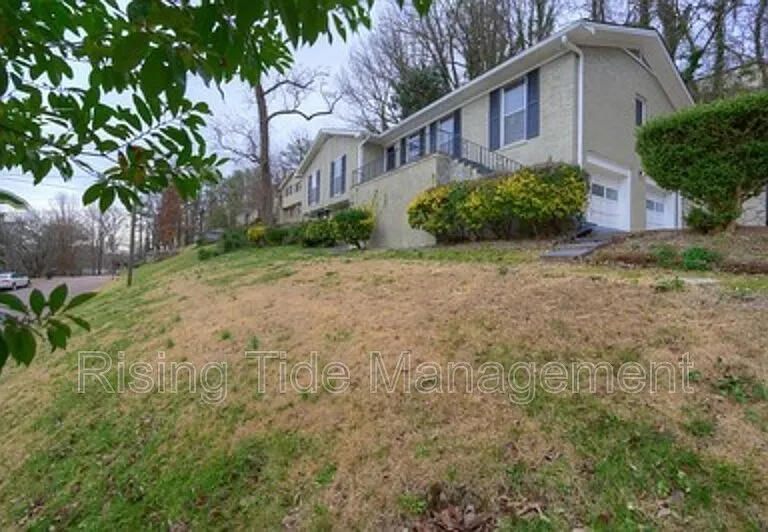 401 Lance Ln — Photo 2