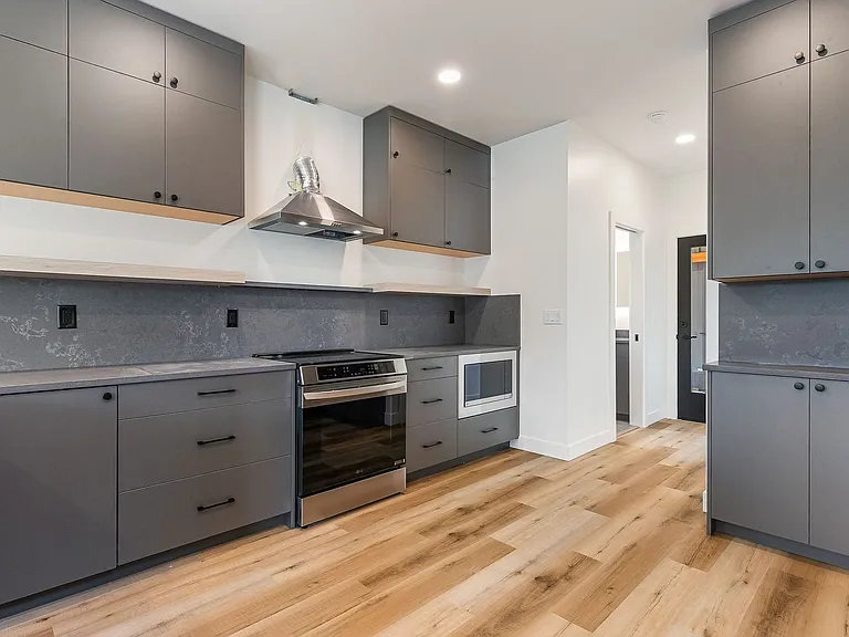 1615 Larrabee Ave — Photo 7