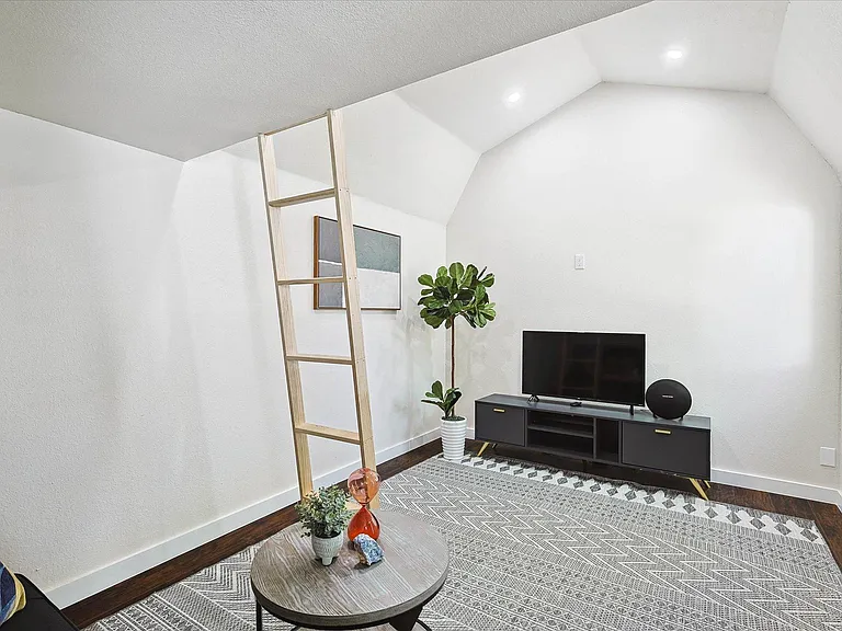 530 E Tyler St — Photo 40