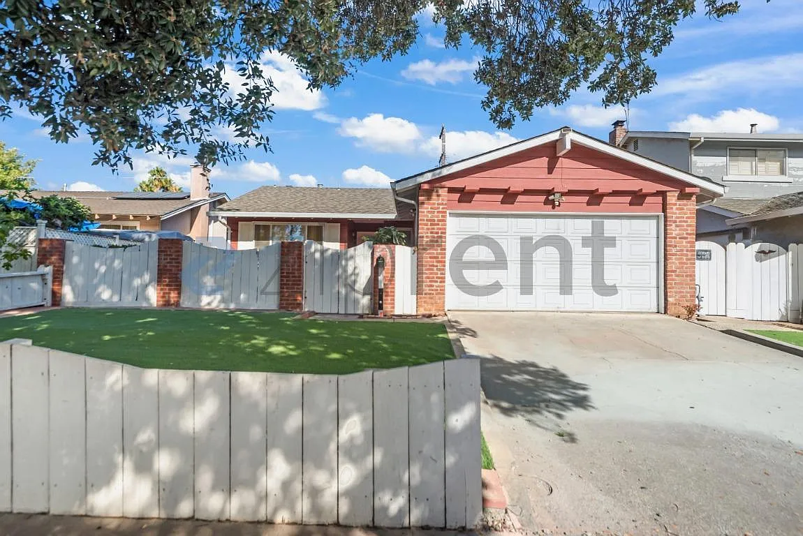 4 bed, 1329 sqft, $4,180 — Photo 3