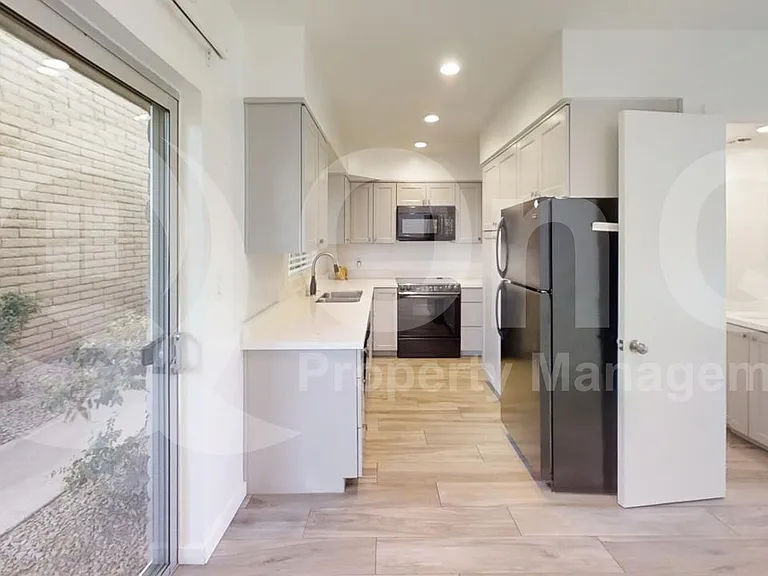 6925 E 4th St #10 — Photo 4