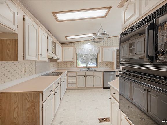 Lots of room in the kitchen.>