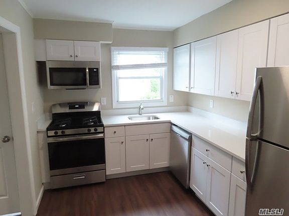 3rd image of 224 Bond St