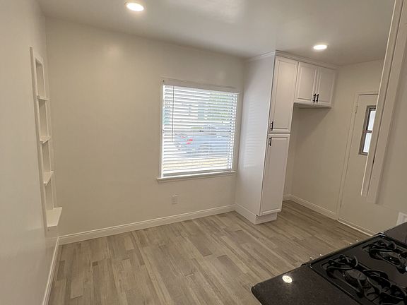 Space for eat in kitchen.
