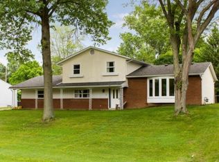 990 Barberry Ln, Columbus, OH 43213