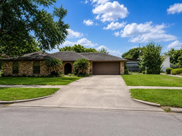 13610 Lynnwood Ln, Sugar Land, TX 77498