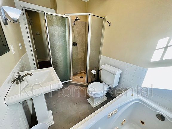 5th image of 3725 Locust St
