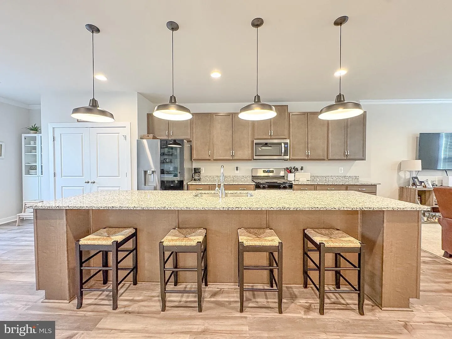 3 bed, 1960 sqft, $3,000 — Photo 4