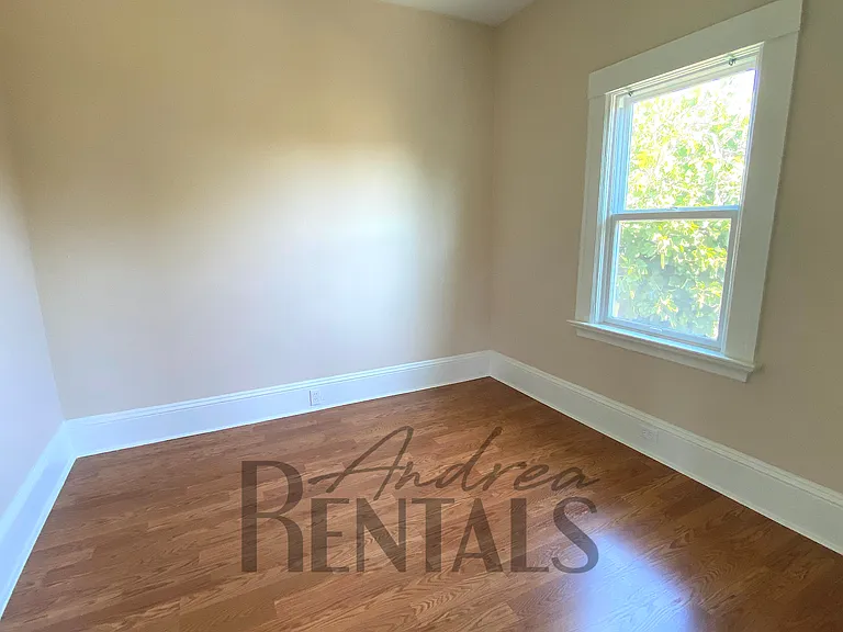 1028 Broadway — Photo 16