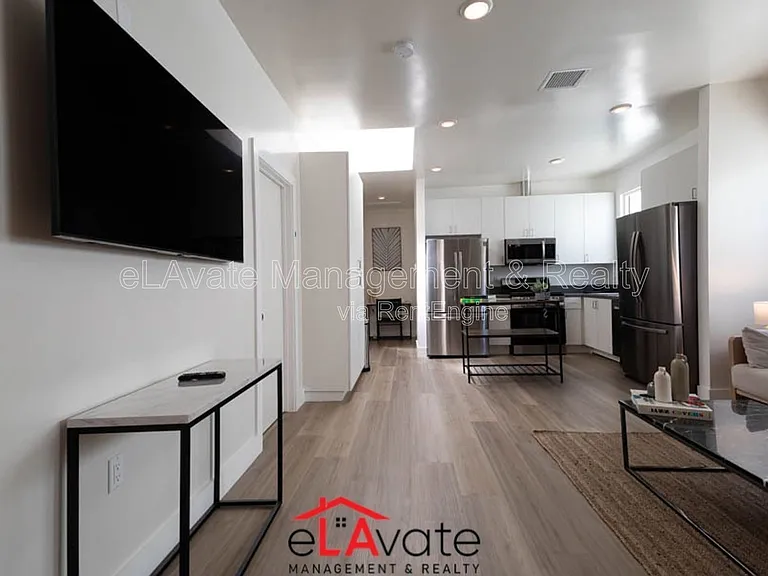 564 N Virgil Ave #560 — Photo 3