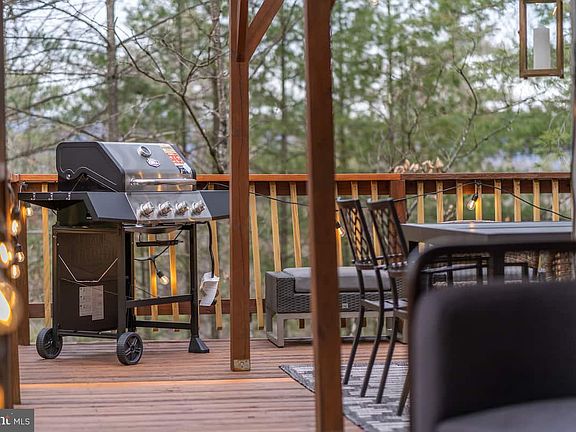 4th image of 162 Forrest St