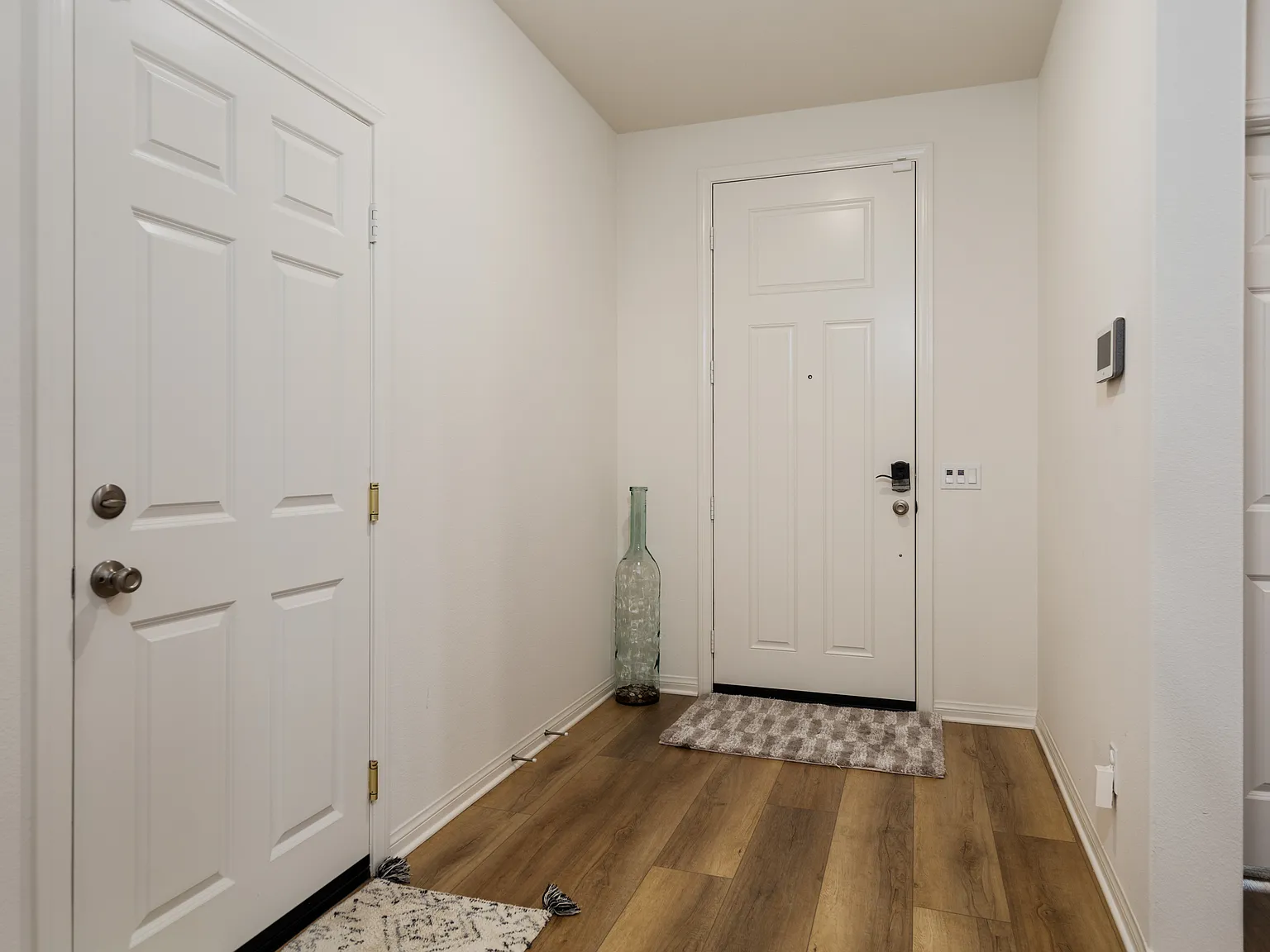 3 bed, 1.5 bath, 2507 sqft, $975 — Photo 3