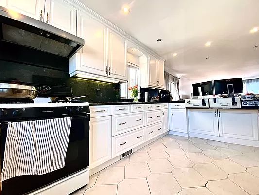 3rd image of 7310 Avenue T #Hse
