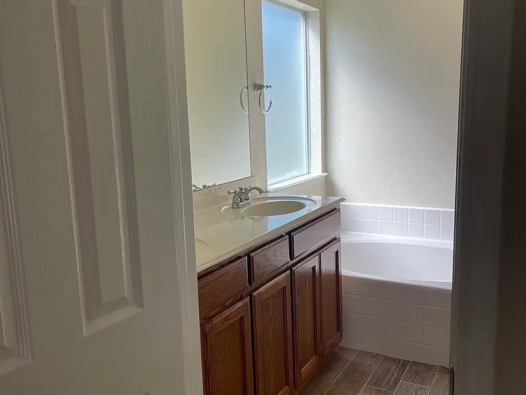 1316 Honeywood Ln — Photo 6