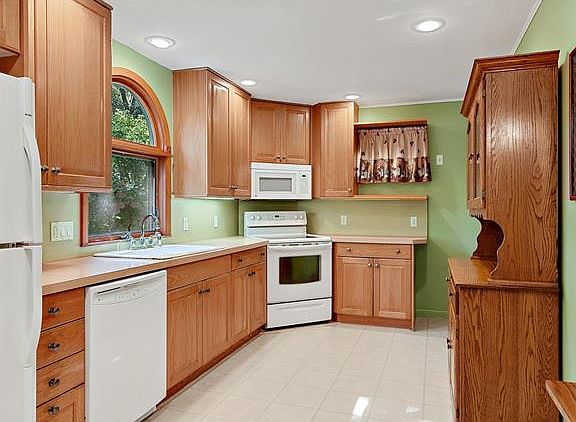 4th image of 427 Woodland Dr
