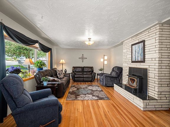 5th image of 2805 W Woodside Ave