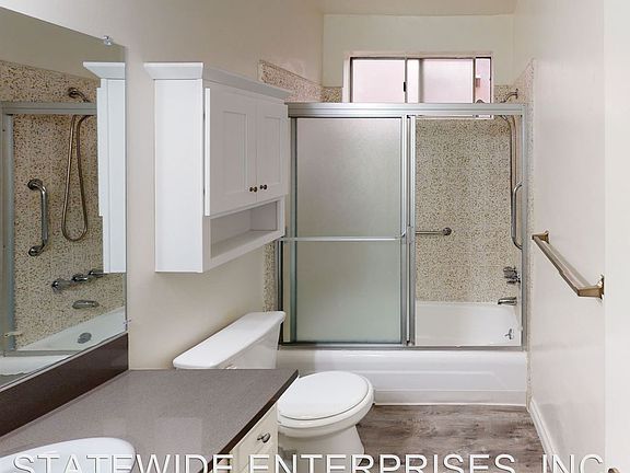5th image of 940 N Hayworth Ave #1