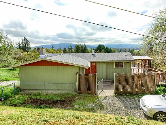3rd image of 831 Mesa Dr
